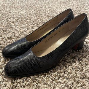 Womens 7 AA Narrow Salvatore Ferragamo Pebble Texture Black Leather Pumps Heels